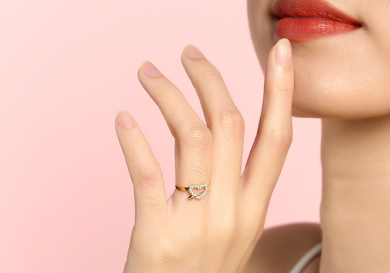 Nhẫn tr&aacute;i tim v&agrave; mũi t&ecirc;n đan xen 